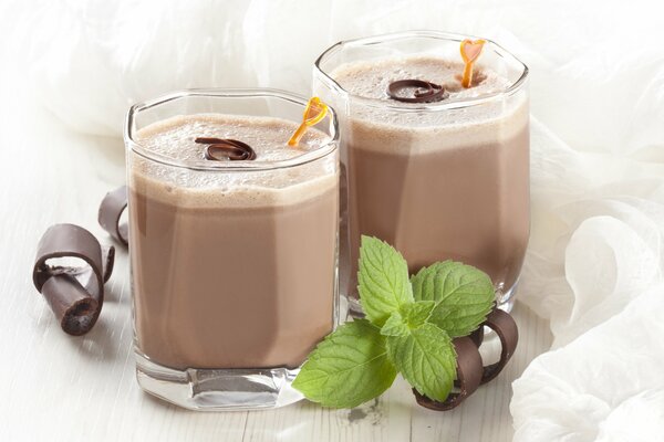 Smoothie au chocolat au lait dans un verre