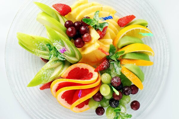 Salade de fruits. Plat lumineux et léger