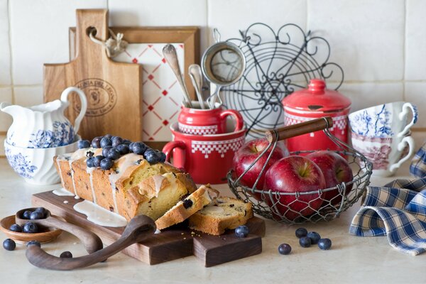 Nature morte de cupcake aux yanodes et aux pommes