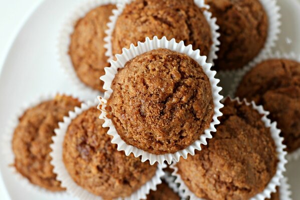 Muffins au chocolat dans des moules blancs