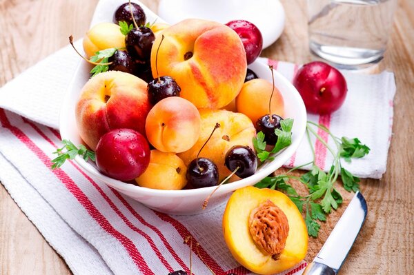 Frutas y bayas de verano en un plato