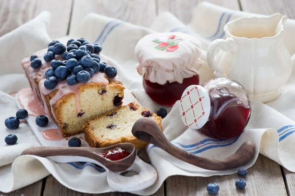 Cupcake mit Blaubeeren mit Glasur übergossen