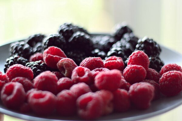 Wallpaper with the image of fresh raspberries and blackberries on a plate