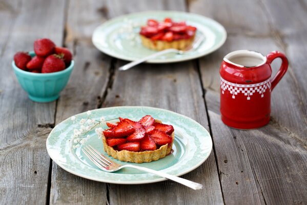 Dessert of tubers in tartlets on a blue saucer