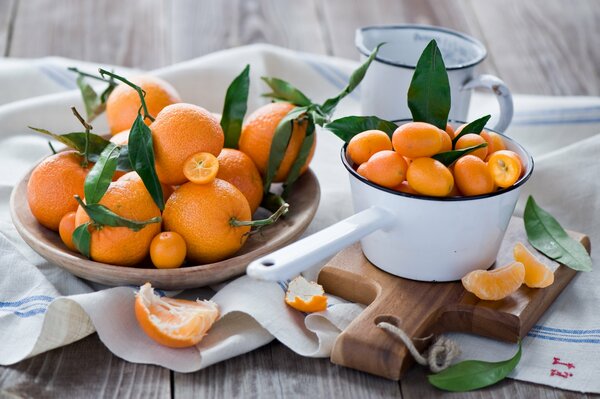 Sul tavolo ci sono frutti arancioni
