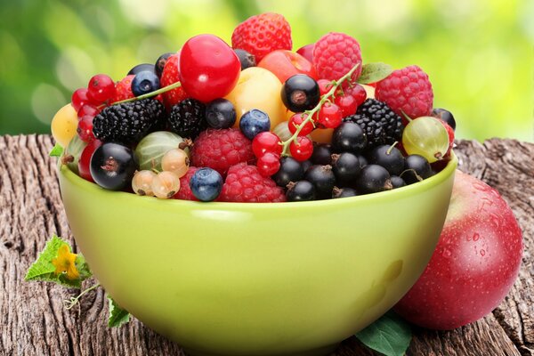 Schüssel mit Apfel und verschiedenen Beeren