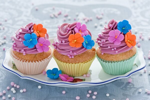 Bunte Muffins mit rosa Sahne