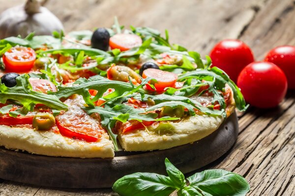Hausgemachte Pizza mit Tomaten und Oliven