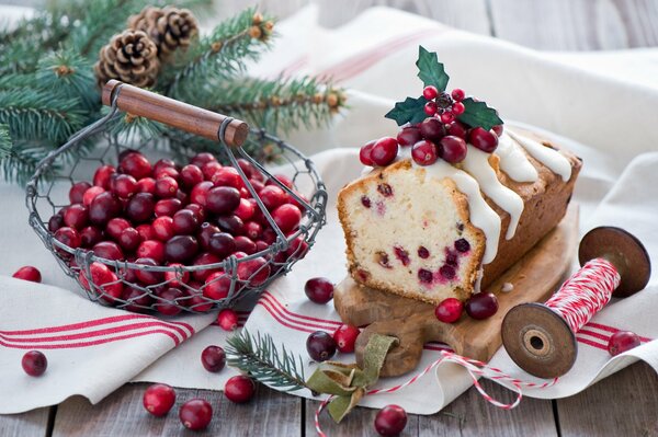 Weihnachtskuchen mit Preiselbeeren zum Nachtisch