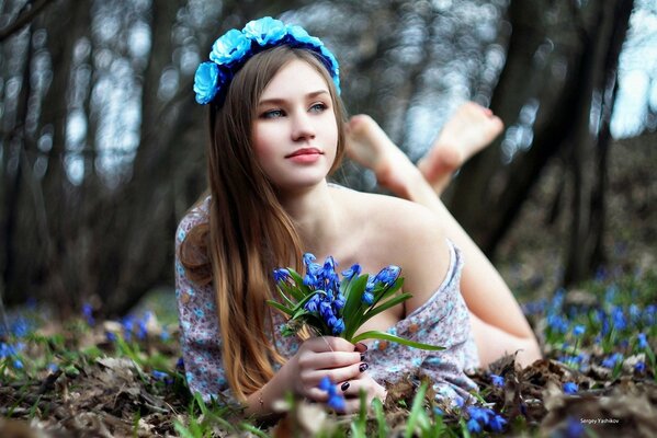 Blue wreath on the head in the forest