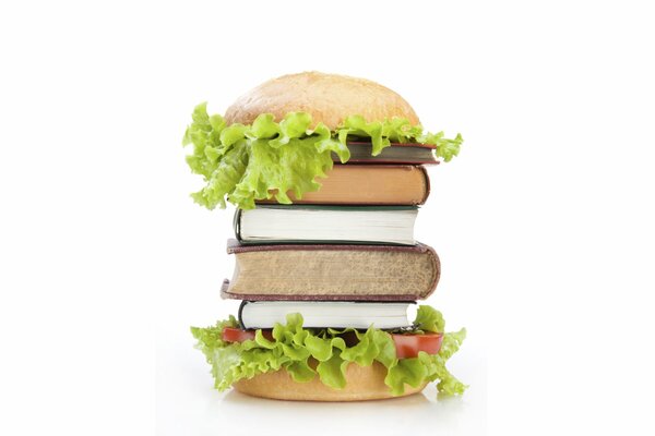 Gambkger de libros con ensalada y pan en la parte superior