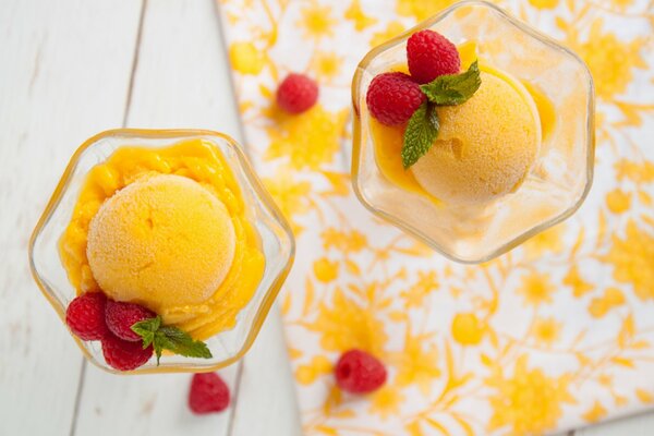 Gelato giallo in crema con bacche di lampone