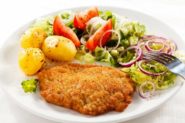 Hähnchenkotelett mit Kartoffeln und Gemüsesalat