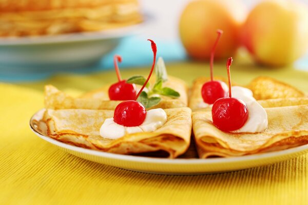 Leckere Crepes mit Sahne und Kirschen