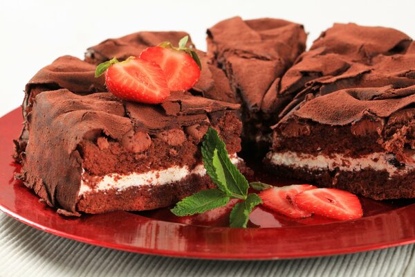 Torta al cioccolato con strato e fragole