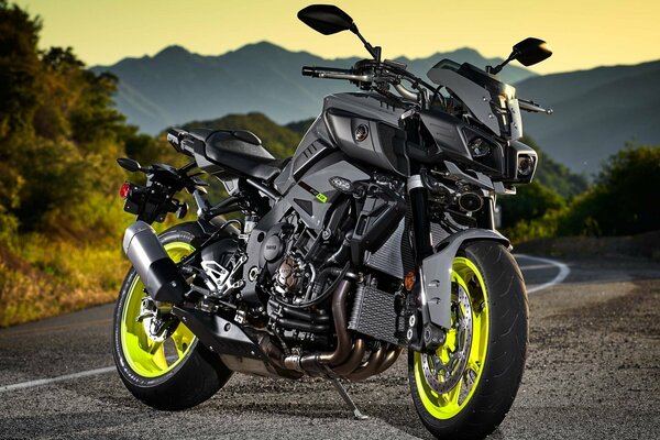 Hermosa moto deportiva yamaha en la carretera