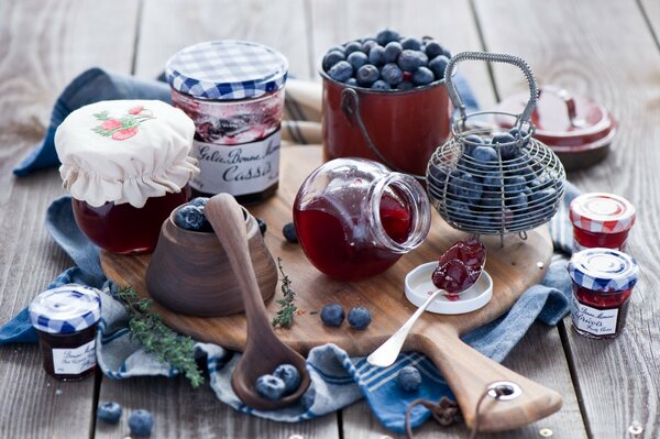 Confiture de myrtilles et de myrtilles sur la table