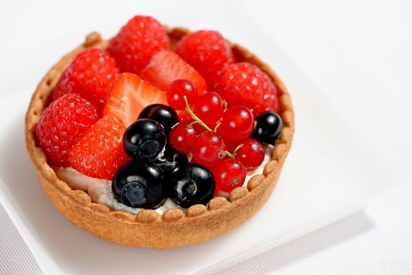 Dessert strawberries and blueberries in tartlets with cream