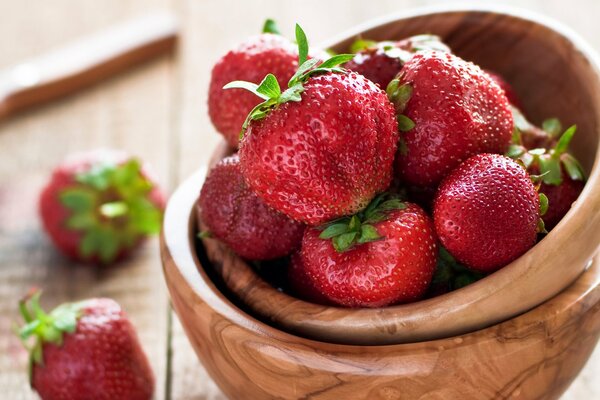 Rote Erdbeerbeeren in einem Holzschalen