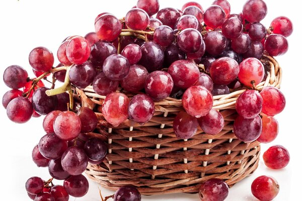 Un racimo de uvas rojas en una canasta