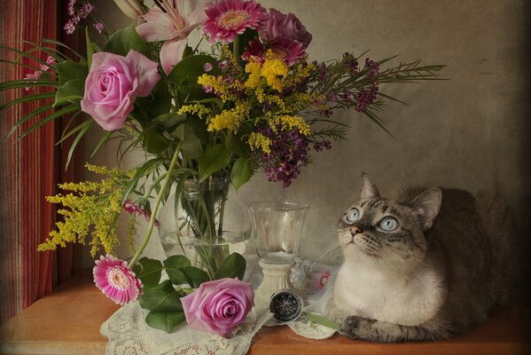 Katze auf dem Hintergrund eines Rosenstraußes