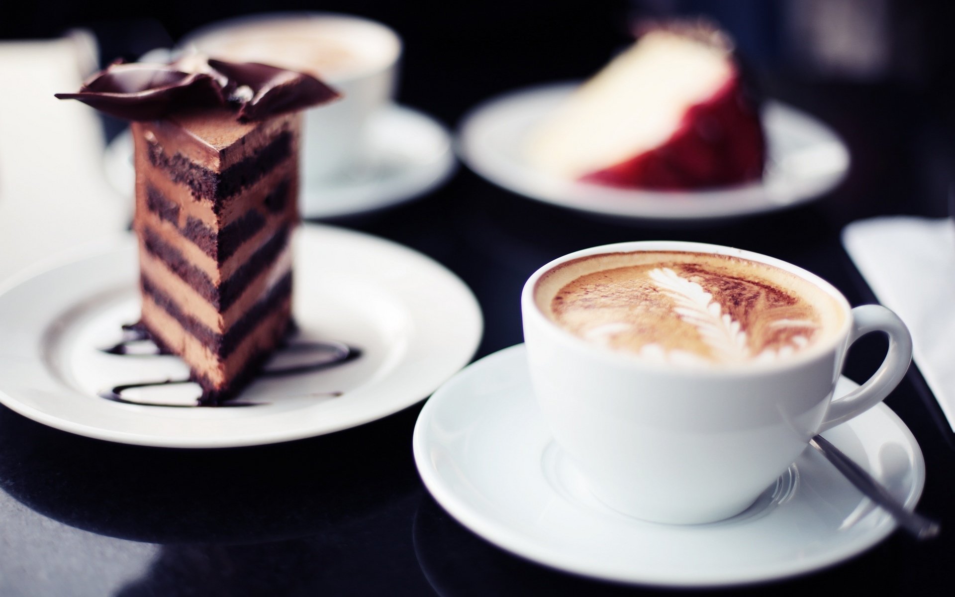 jedzenie kawa cappuccino kakao kubek ciasto ciasto kawałek ciasta słodycze czekolada tło tapeta panoramiczny pełny ekran panoramiczny panoramiczny