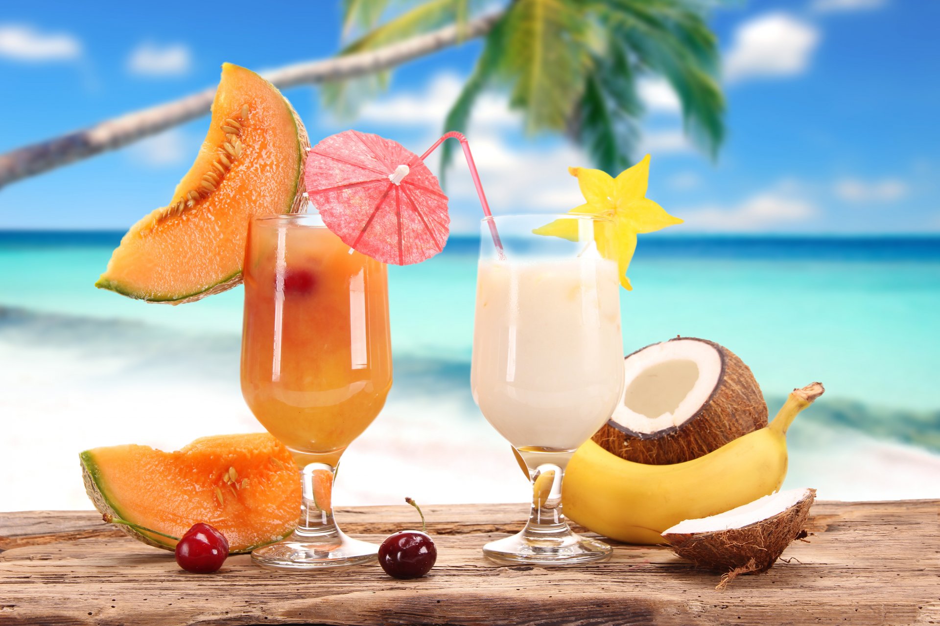 cocktails zervikale saft weingläser obst banane melone kokosnuss kirsche karambolage getränke sommer urlaub