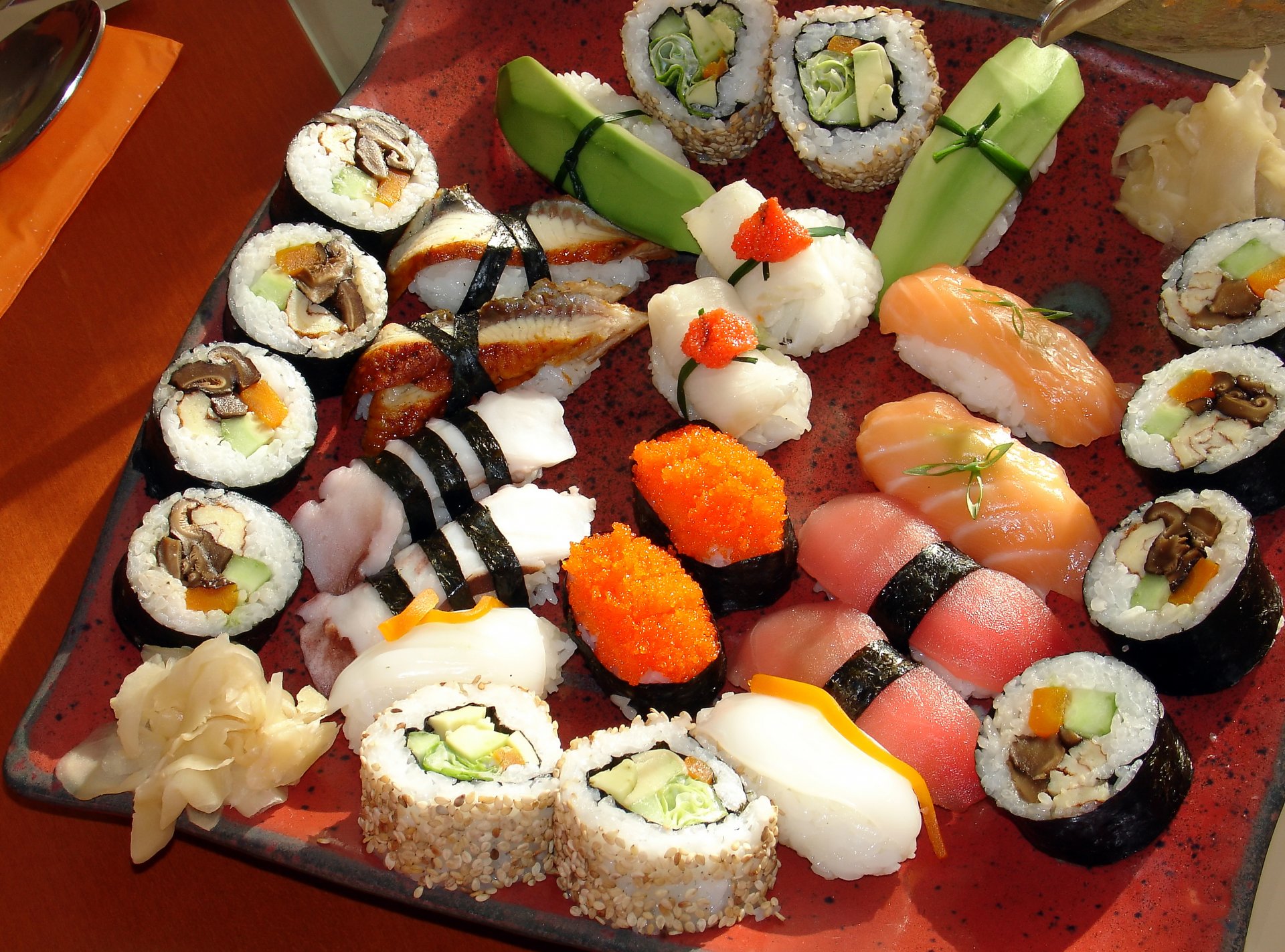 sushi japón japón comida sushi rollos sashimi cocina japonesa mariscos pescado rojo salmón rebanadas dispersión pimienta arroz caviar champiñones wasabi jengibre verduras servir