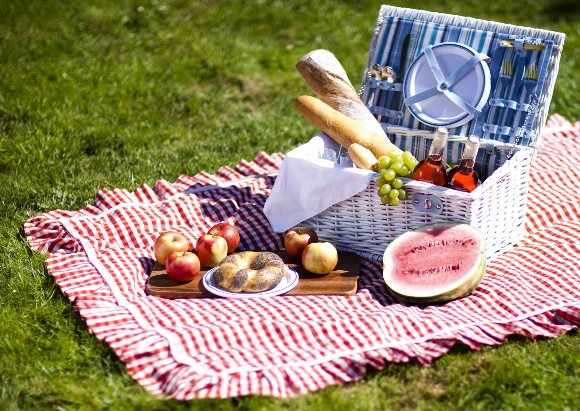 picknick essen obst äpfel wassermelone trauben brot brote wein