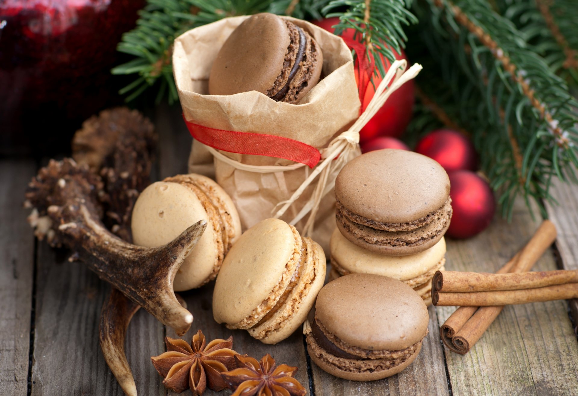 biscotti amaretto macaron cioccolato spezie cannella anice anice stellato dessert ramo albero di natale palle vacanze dolci