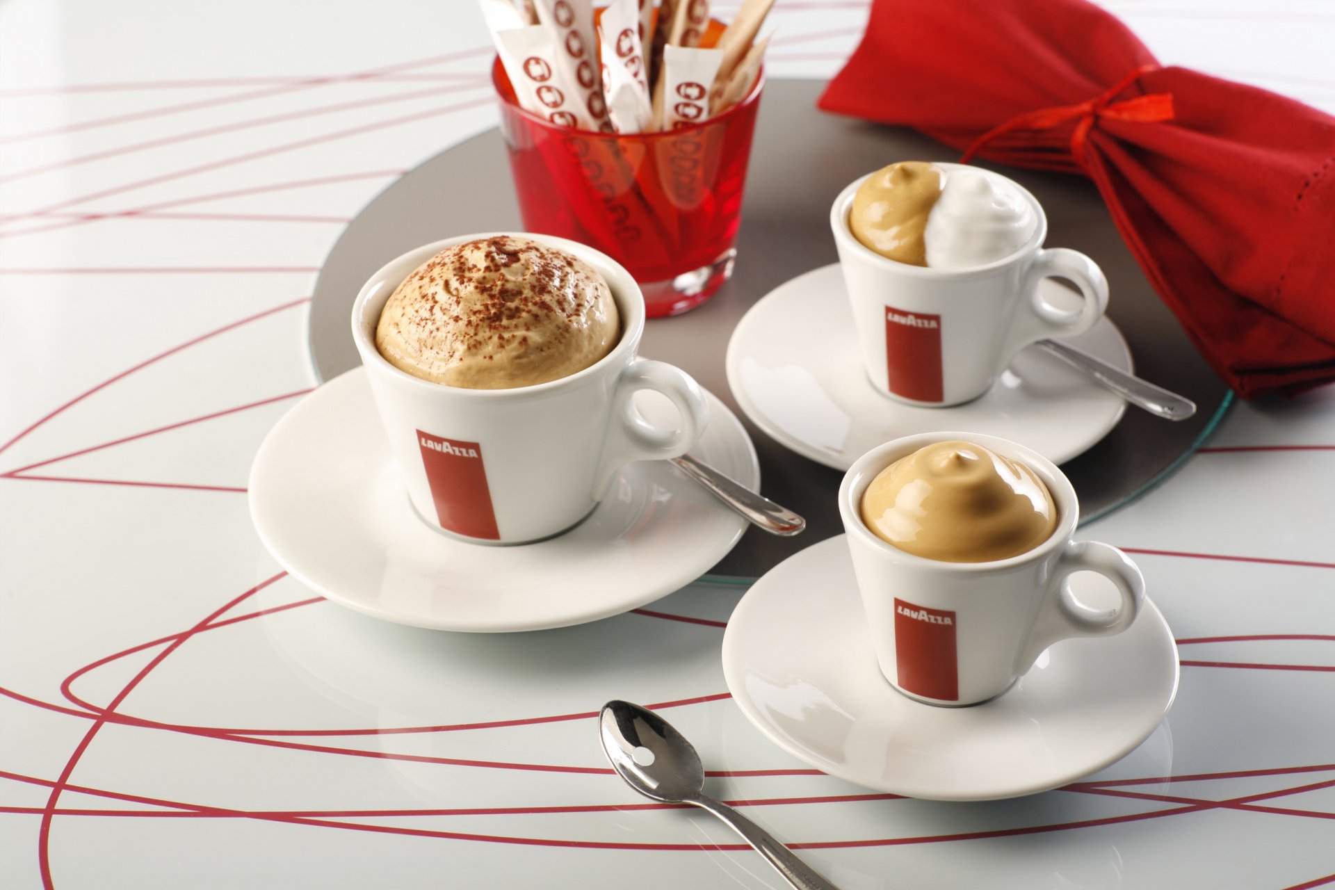 café mousse sucre tasses soucoupes cuillères serviette boisson