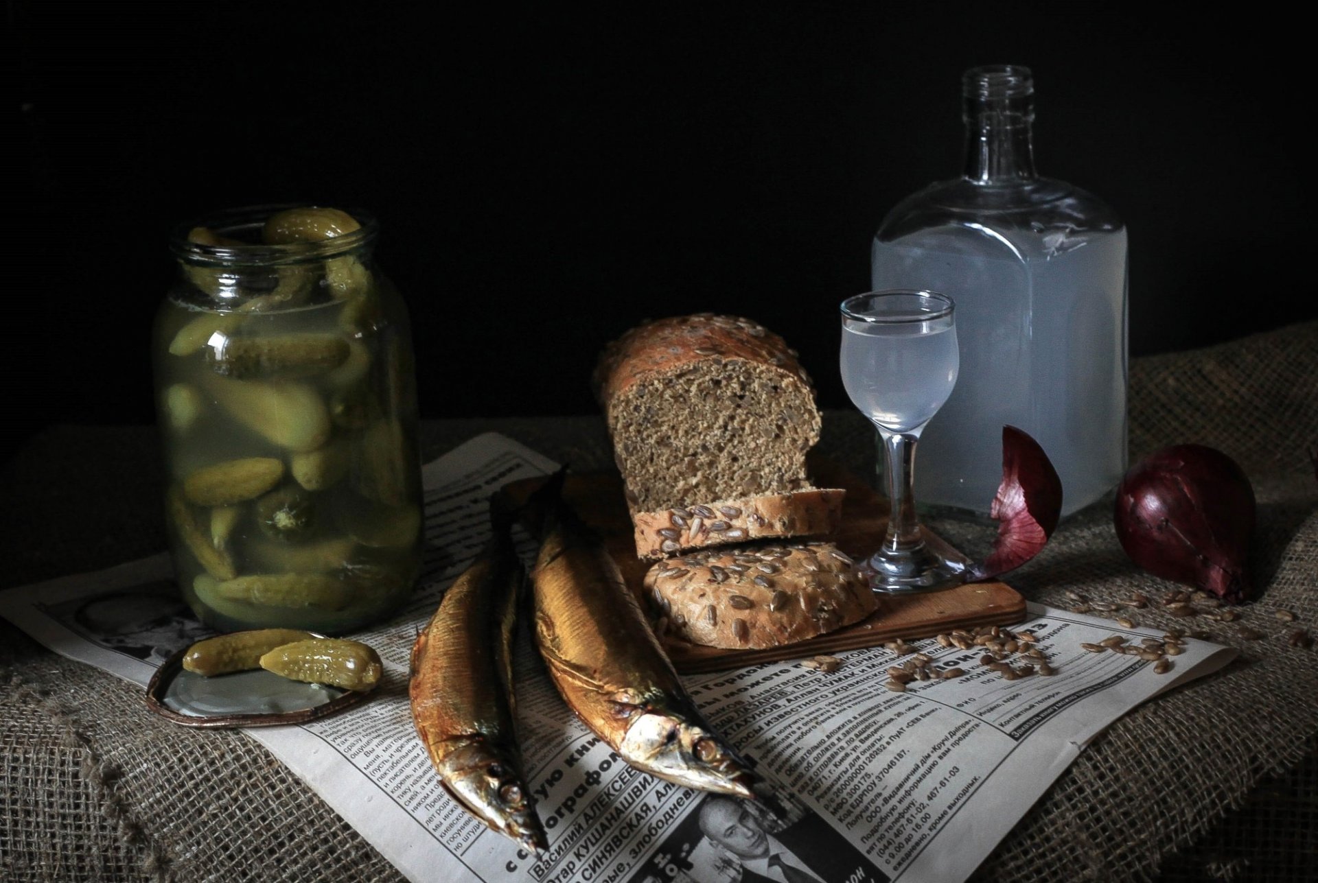 karaffe dose brot zwiebel gurken wodka mondschein fisch glas zeitung