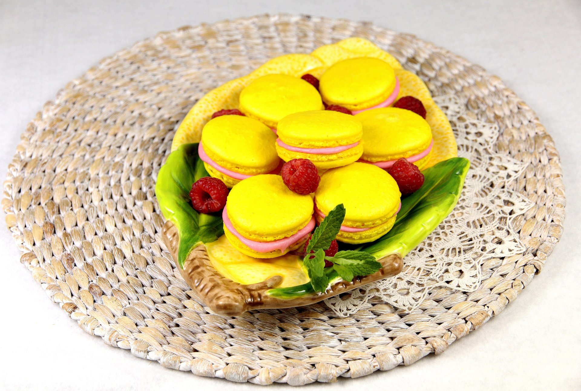 nourriture macaron macaron jaune rose baies framboise feuilles fond papier peint écran large plein écran écran large écran large