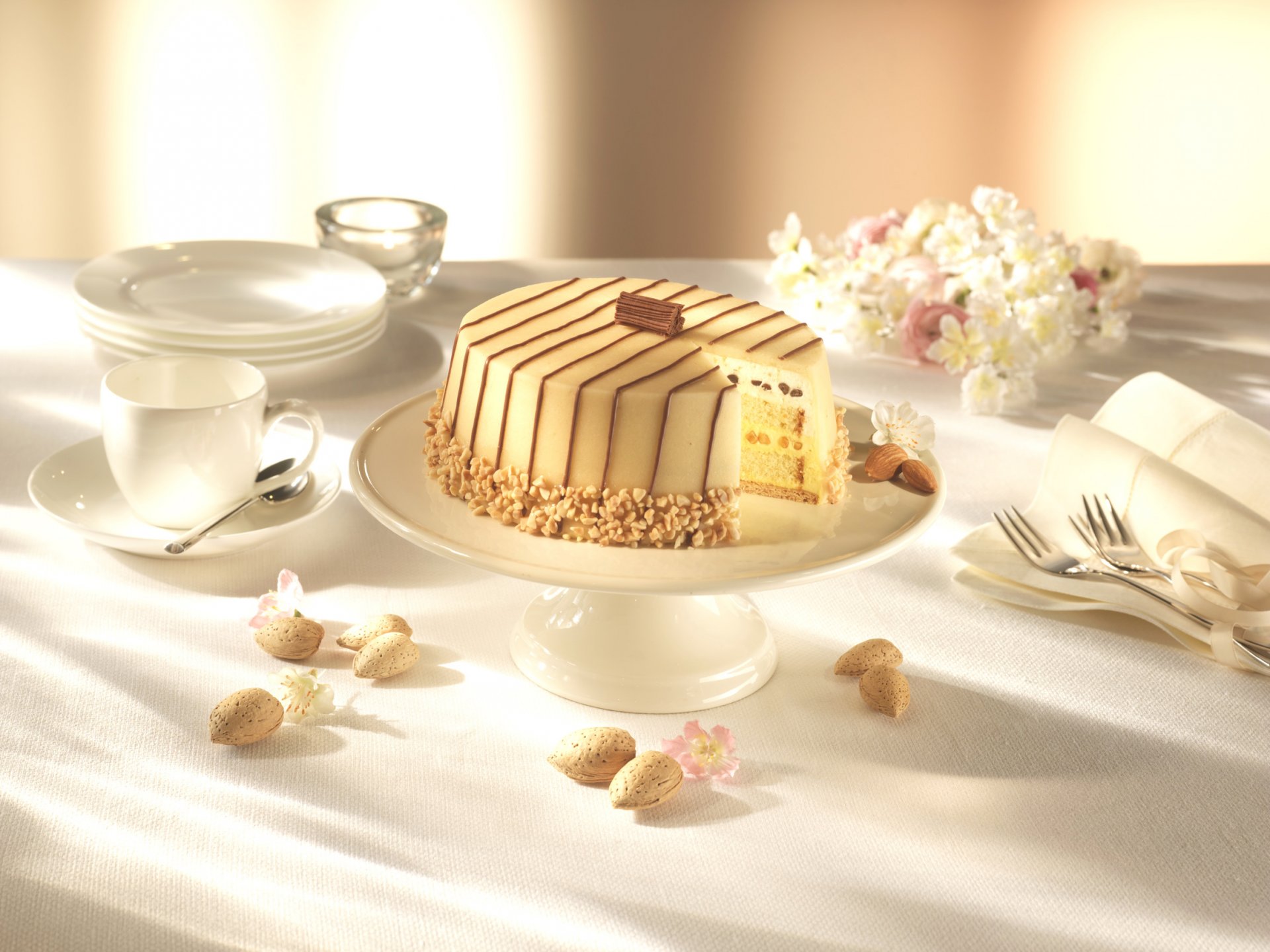 pastel mazapán almendras. chocolate crema postre dulce pasteles comida servir flores mesa