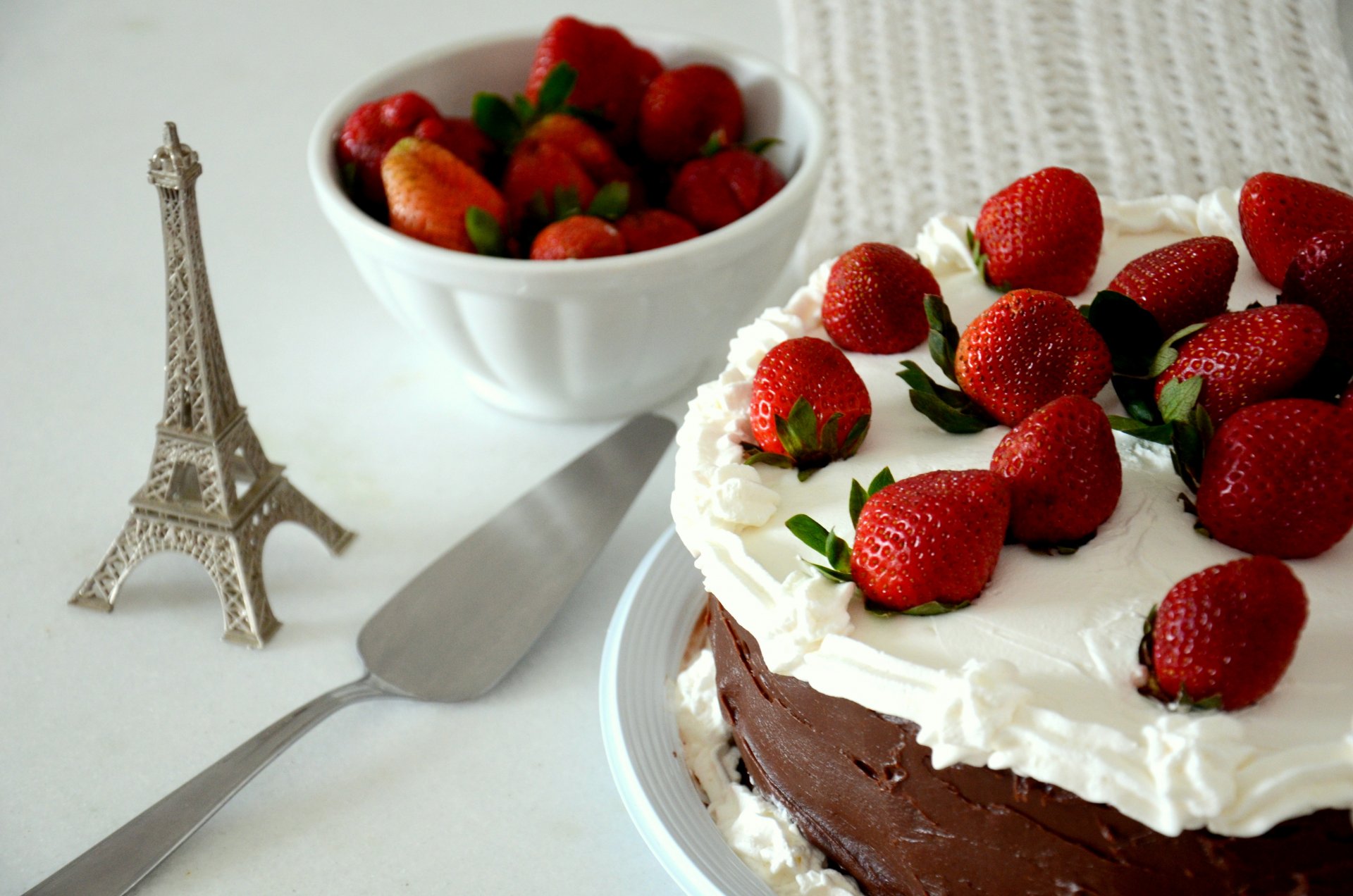 dessert cake cake strawberries berries sweet food food paris france la tour eiffel eiffel tower statuette