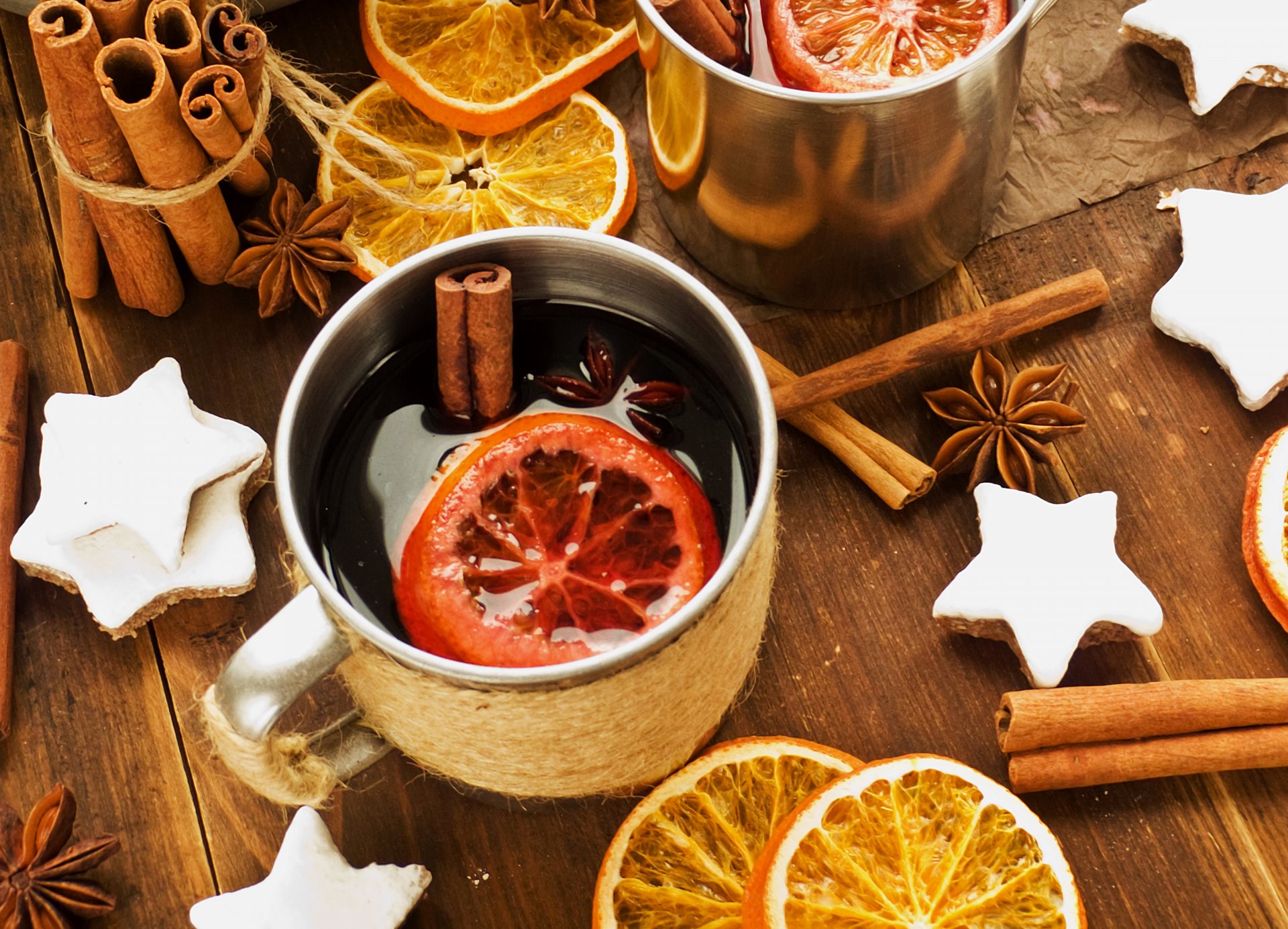 vino caliente bebida invierno vino naranjas especias palitos canela anís anís taza galletas vacaciones año nuevo navidad