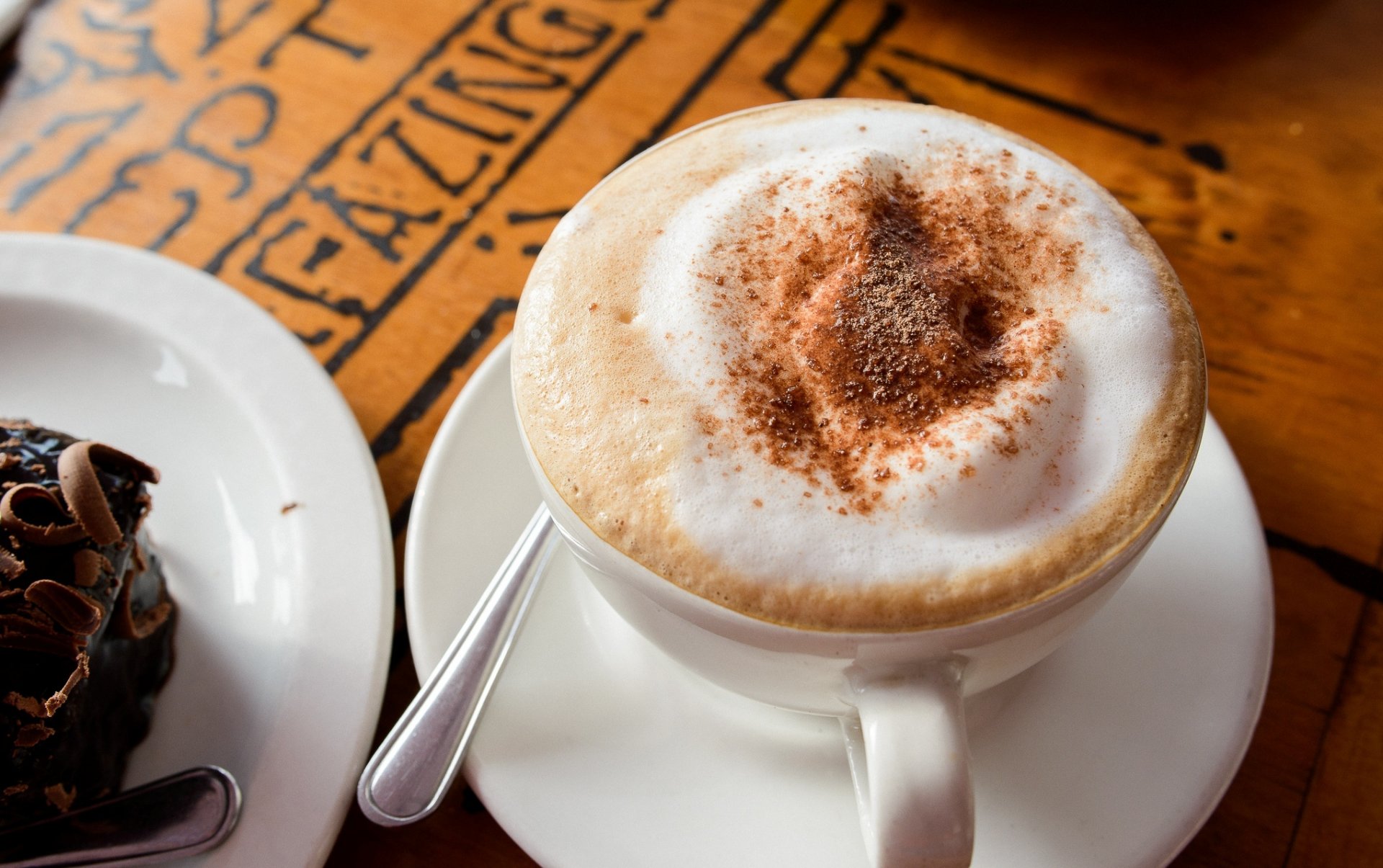 cappuccino kaffee milch schaum schokolade trinken tasse untertasse löffel teller kuchen