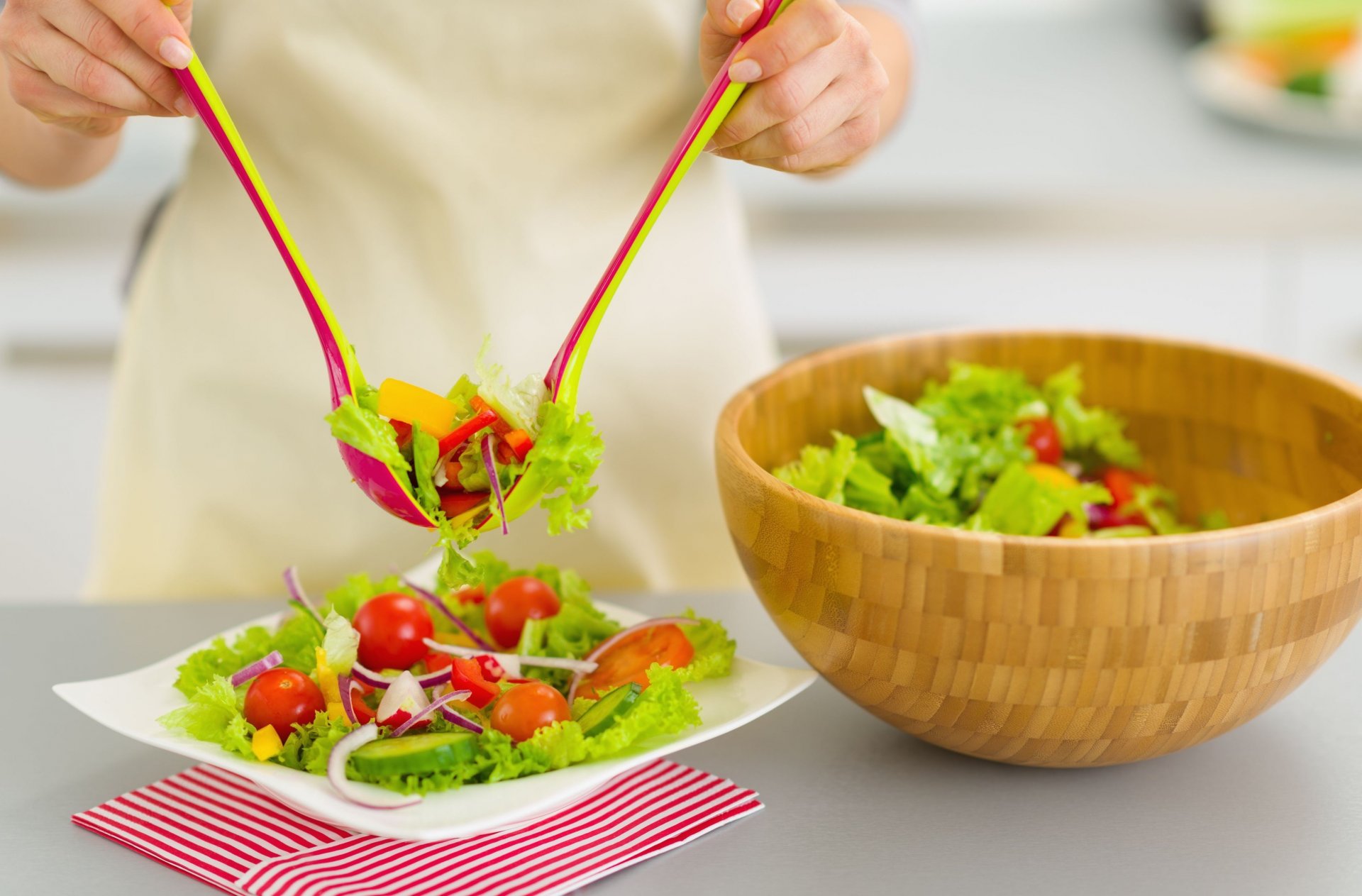 essen salat gesunde ernährung tomate salatblätter zwiebeln äpfel hintergrund tapete widescreen vollbild widescreen widescreen