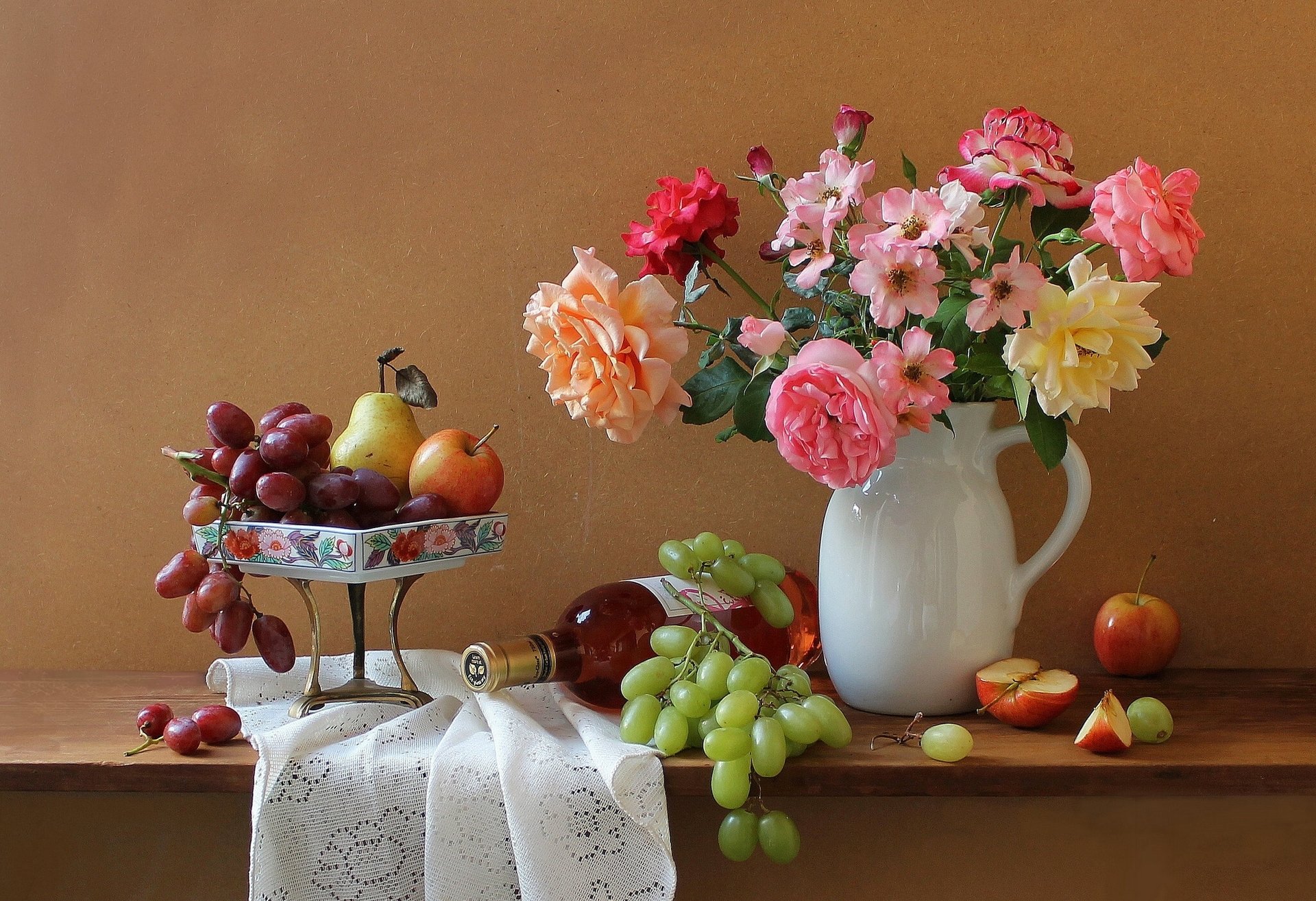 pommes raisins vin bouteille fleurs roses bouquet cruche nature morte