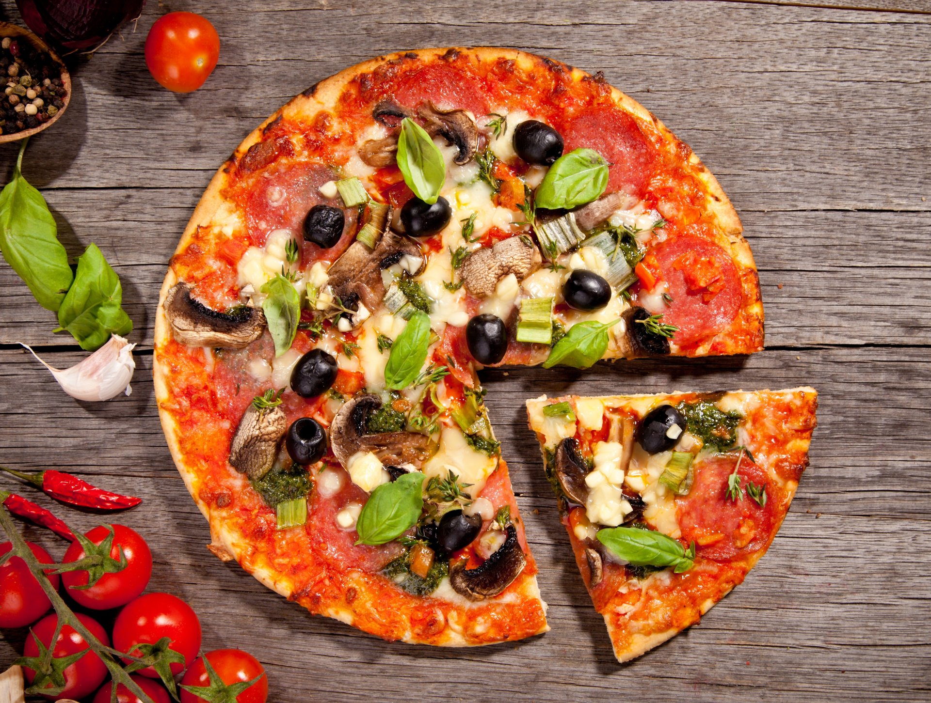 pizza alimentaire tomates olives salami fromage épices ail plat tranche