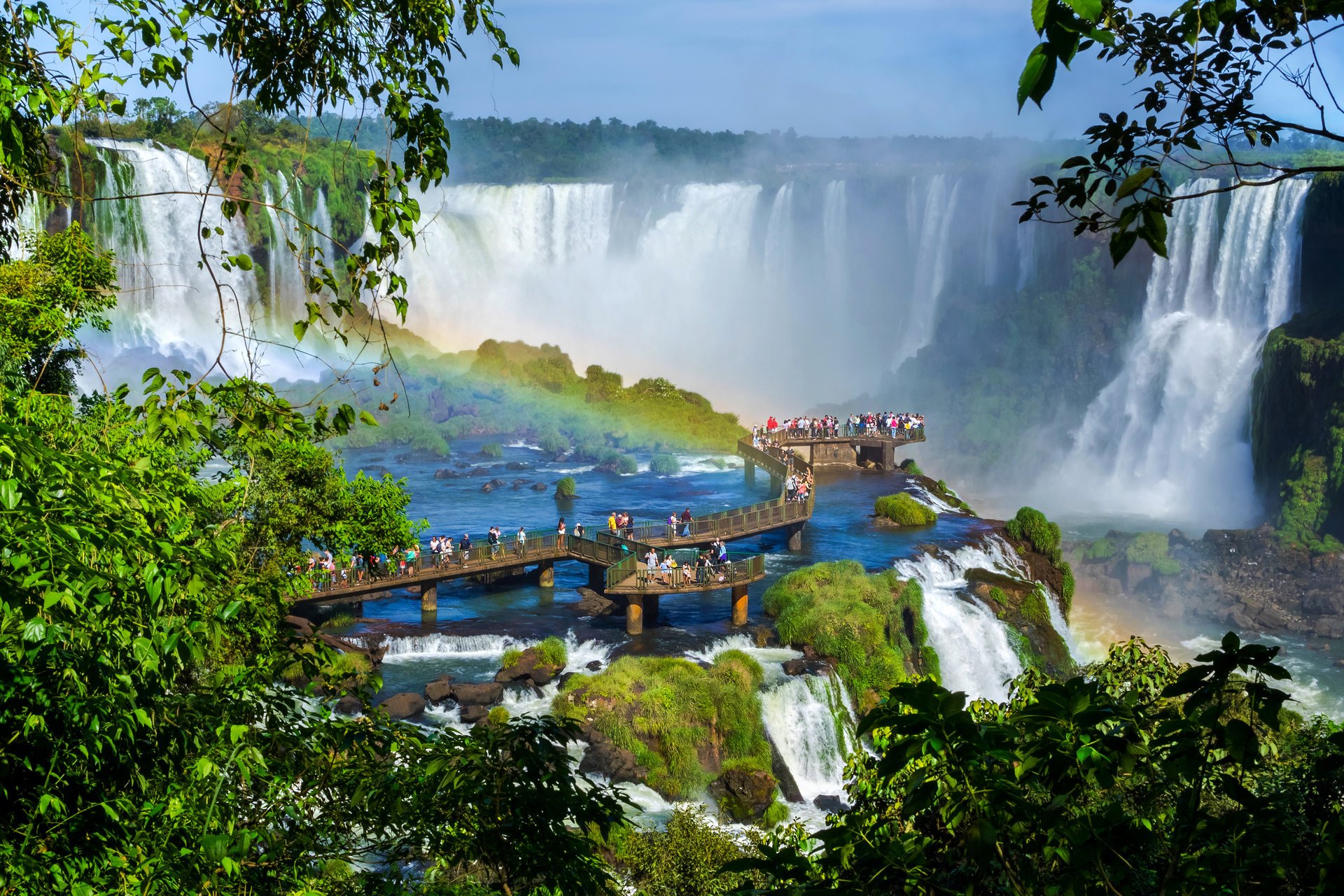 iguazu falls argentinien wasserfall brücke regenbogen natur