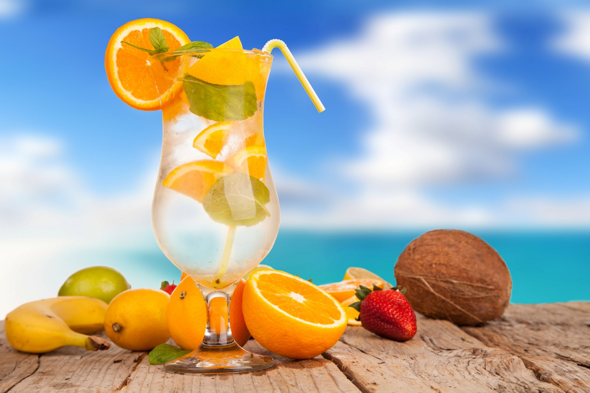 cocktails cocktail trinken sommer glas orange eis röhrchen obst zitrusfrüchte banane limette zitrone erdbeere kokosnuss