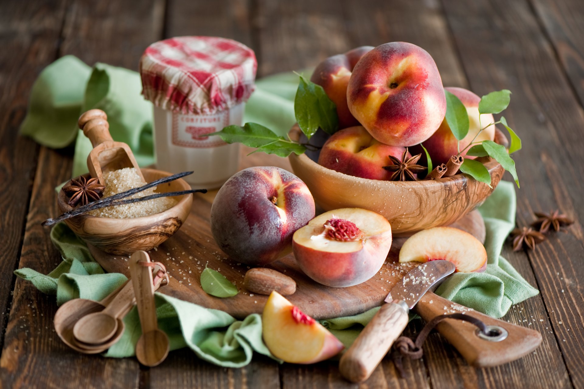 nectarine fruits pêches cannelle anis badiane vanille épices sucre planche cuillères vaisselle nature morte anna verdina