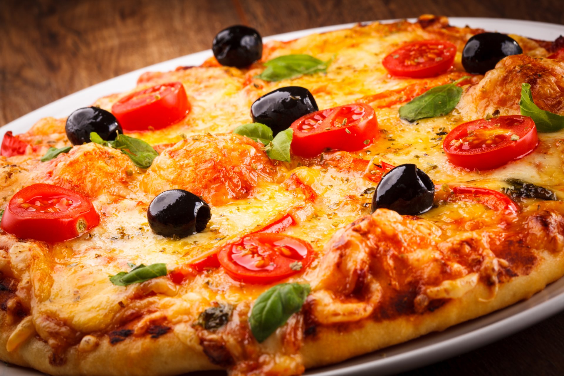 pizza plato tomates pollo aceitunas queso comida