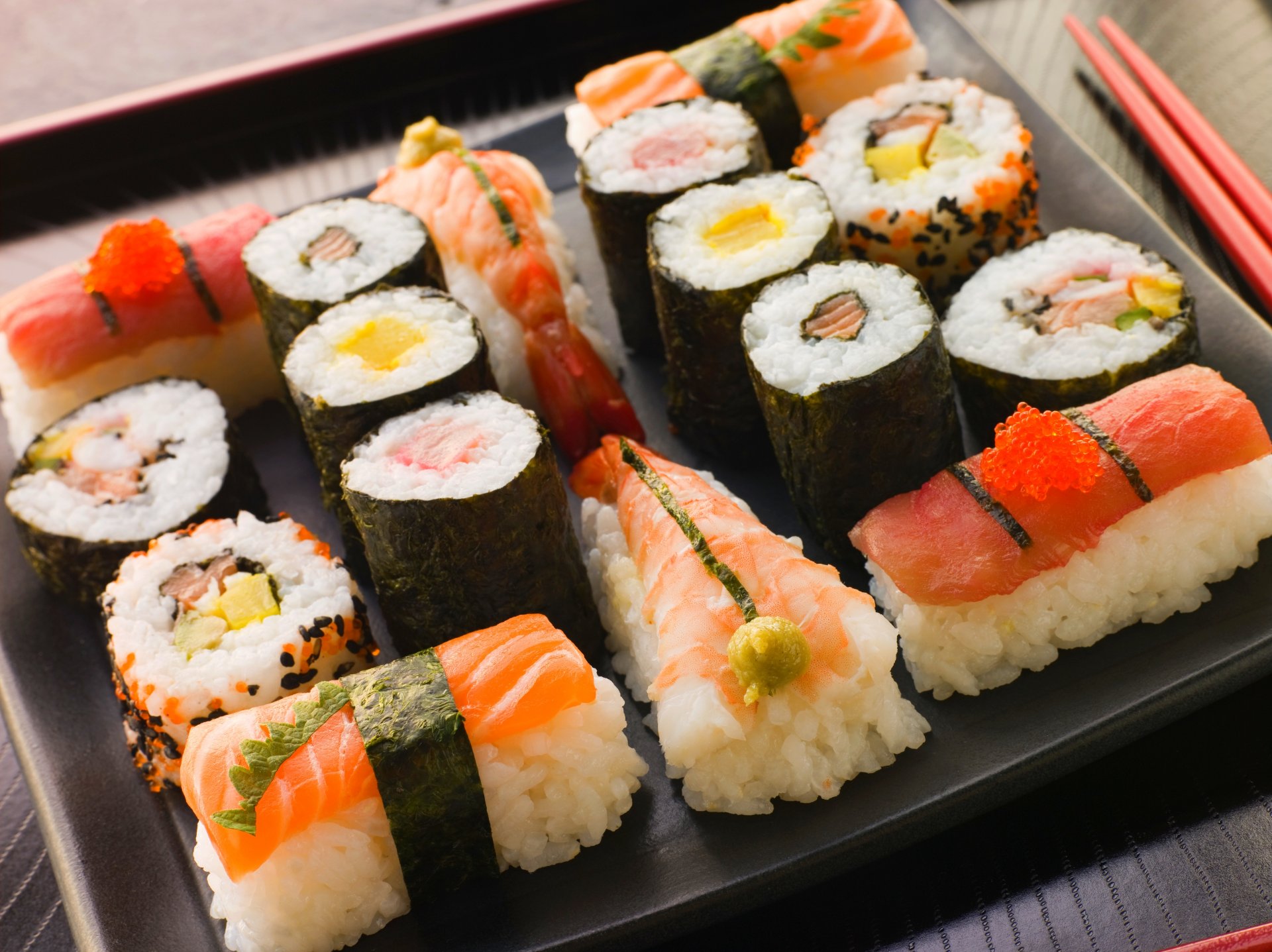 sushi japan japan essen susi brötchen japanisches essen meeresfrüchte roter kaviar roter fisch lachs garnelen reis scheiben seekohl schneiden servieren stäbchen