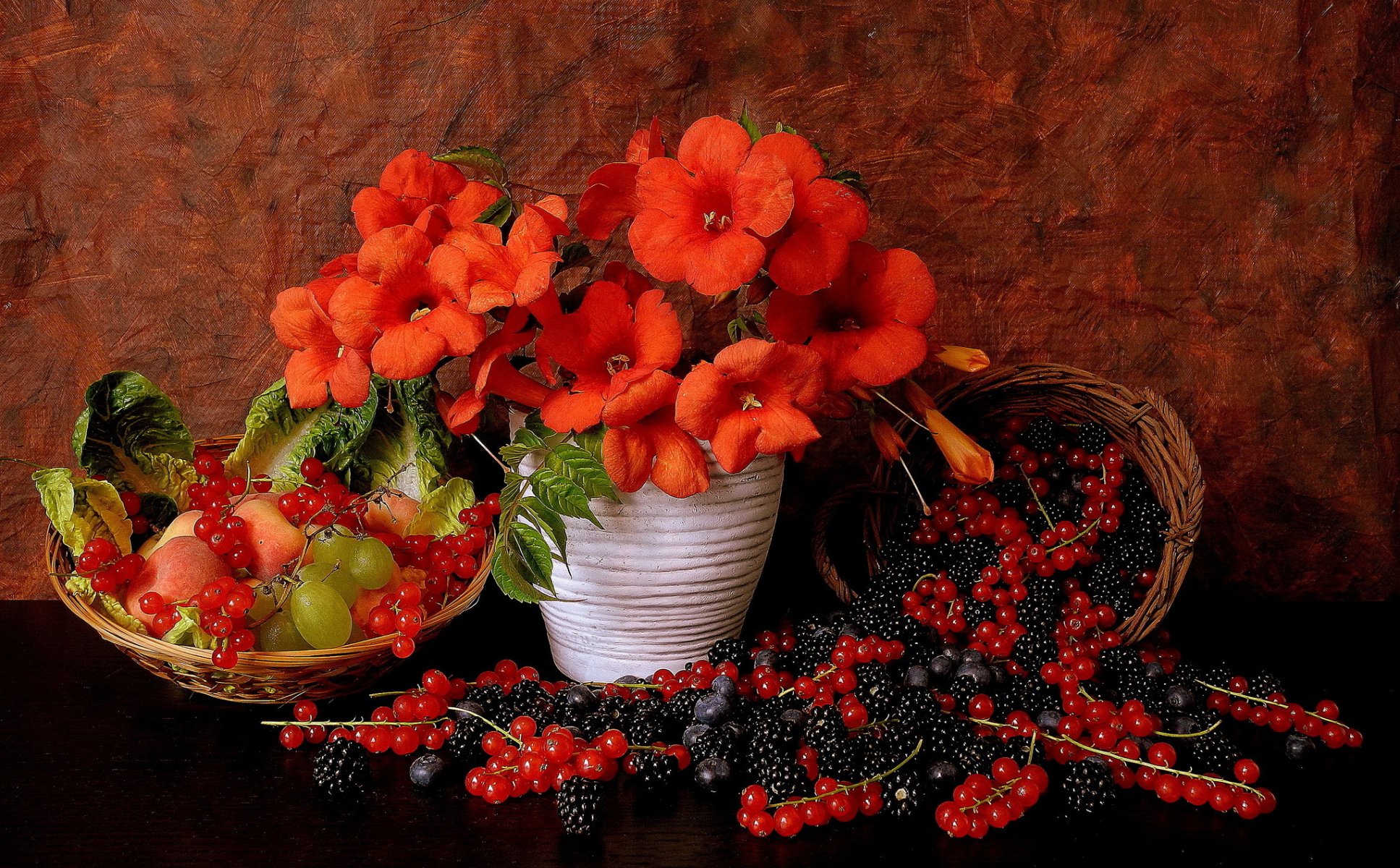 vase blumen obst beeren stillleben