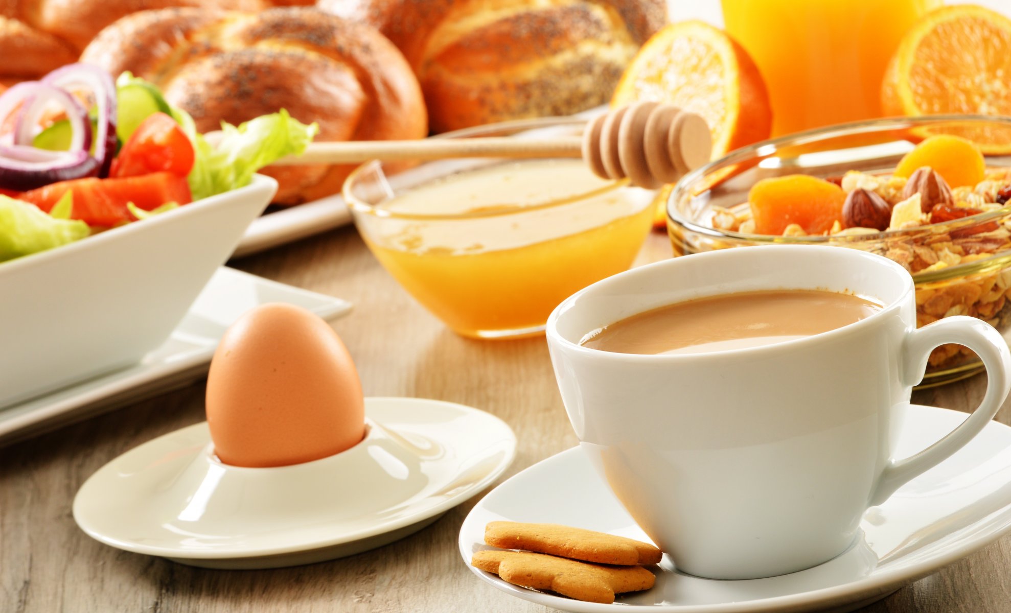 petit déjeuner café tasse biscuits oeuf miel muesli fruits salade viennoiseries petits pains repas