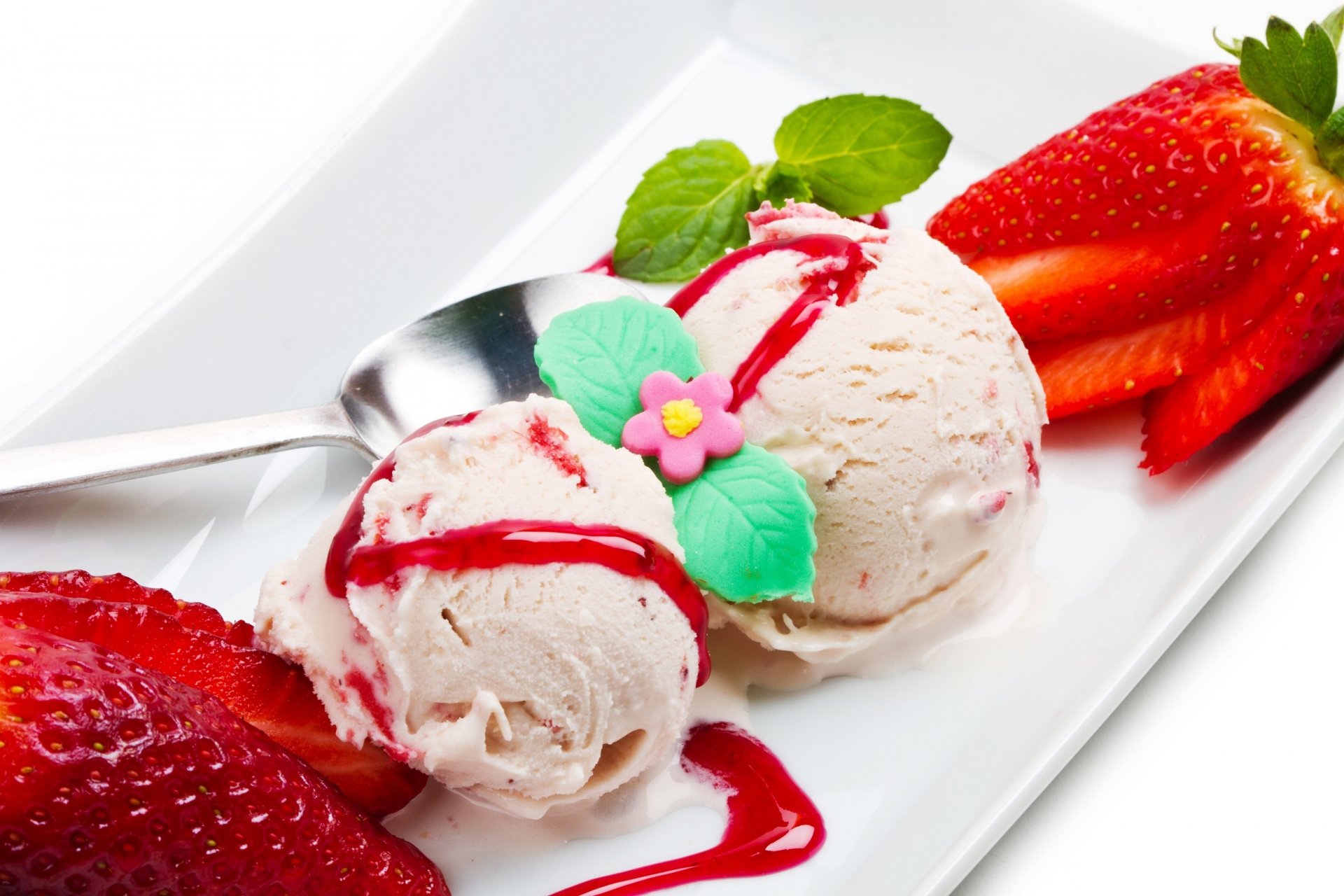 trawberry ice cream bulbs spoon