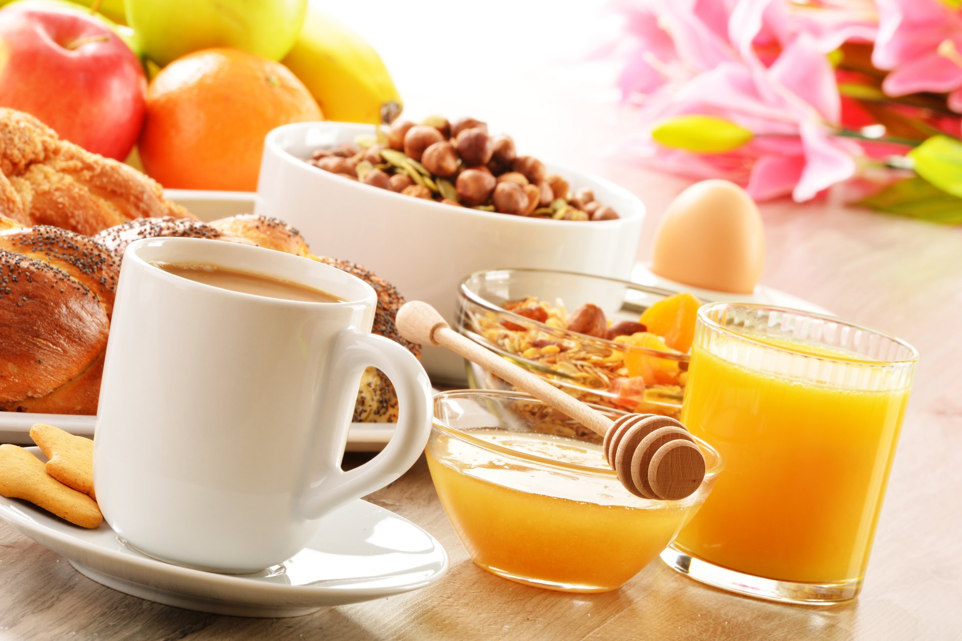 desayuno café taza platillo galletas miel cuchara muesli albaricoques secos fruta nueces jugo naranja pasteles bollos comida