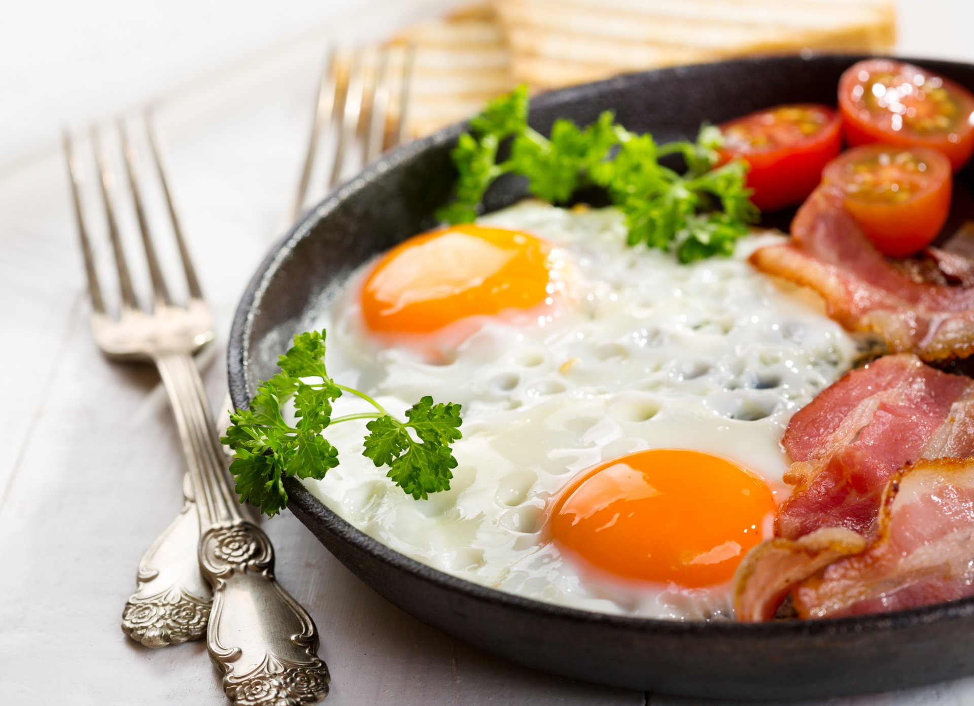 colazione uova strapazzate pancetta pomodori prezzemolo cibo